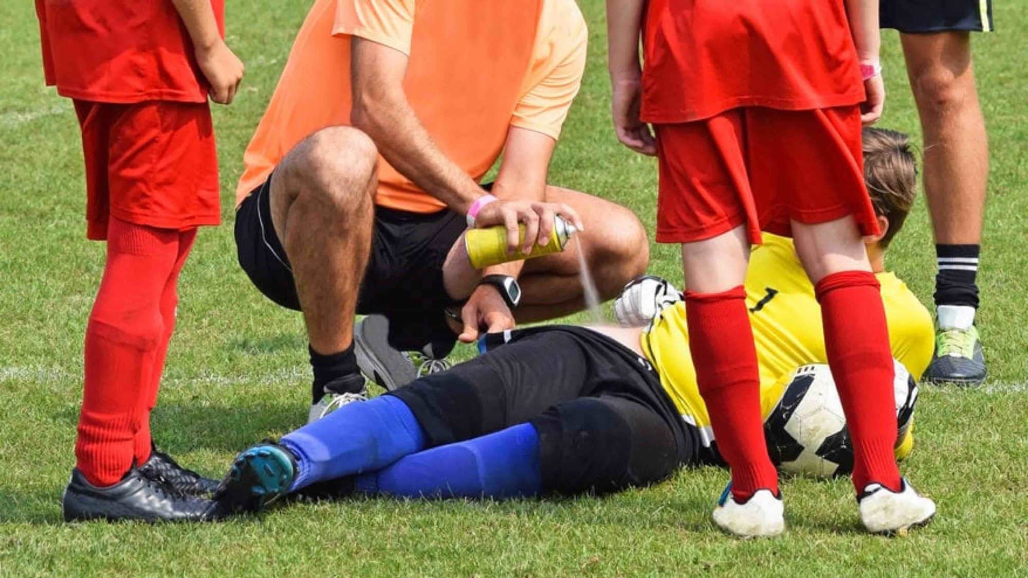 Jogador de futebol com bola em pé no joelho, jogar futebol